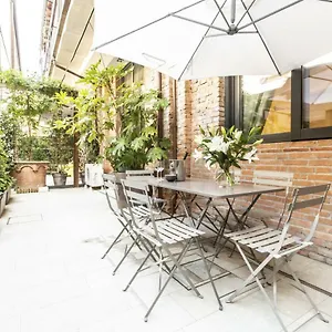 Apartment Elegant Fornasa Vecia, Canal View With A Beautiful Garden R&r, Venice